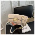 Bolso bandolera rectangular blanco crema con hebilla dorada y cuero de grano lichi - Caqui