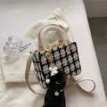 Schwarz-weiße Tweed-Handtasche mit beigem Ledergriff und schwarzem Bommel-Anhänger - Weiß
