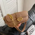 Bolso bandolera retro caqui con textura litchi, herrajes dorados y colgante de cuchilla - Marrón