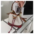 Bolso tipo cubo chic en lona beige y cuero burdeos con cierre de cordón ajustable - Burdeos