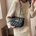 Zwarte gewatteerde crossbodytas met gouden ketting en metalen balversiering - Groot / Zwart