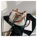 Bolso saco de lona en beige y marrón con correa de hombro ajustable de cuero fino - Verde