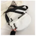 Bolso bandolera blanco en forma de medialuna con correa negra y logo de moda - Blanco
