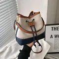 Bolso saco bicolor en lona marfil con detalles en cuero azul marino y cierre de cordón - Azul