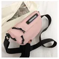 Bolso bandolera de nailon rosa con correa ancha ajustable y parche de moda moderno - Rosa