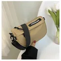 Bolso bandolera de nailon caqui con correa negra y parche de logotipo moderno - Caqui
