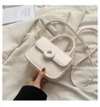 Bolso bandolera minimalista en cuero PU crema con detalles dorados sobre tela suave - Blanco