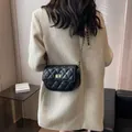 Klassieke zwarte gewatteerde crossbodytas met gouden ketting en elegante draaisluiting - Klein / Zwart