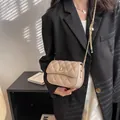 Beige gewatteerde crossbodytas met gouden ketting en elegante draaisluiting - Klein / Khaki