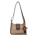 Modieuze beige en bruine crossbody tas met schattige konijnenhanger voor dames mode - Met poppenhanger / Khaki