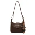 Bruine crossbodytas met halve maan flap en stijlvolle kaki gebreide konijnenhanger - Met poppenhanger / koffiekleur