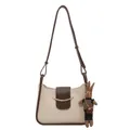 Minimalistische beige en bruine schoudertas met een schattige konijnenhanger - Met poppenhanger / Broken Wit