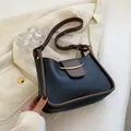 Minimalistische zwart bruine crossbodytas met goudkleurige hardware details - Zonder Hanger / Zwart