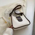 Minimalistische crossbodytas in crème en donkerbruin met gouden metalen beslag - Zonder Hanger / Broken Wit
