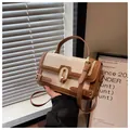 Elegante borsa a tracolla beige e caramello con trama a coccodrillo e fibbia in metallo - Bianco e Caffè