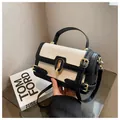Borsa a tracolla bicolore bianco e nero con trama a pietra e chiusura dorata di lusso - bianco e nero