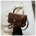 Mini borsa quadrata marrone a motivo coccodrillo con finiture dorate e manico - Marrone