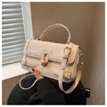 Elegante borsa a mano bianco crema con trama a coccodrillo e dettagli dorati - Bianco