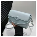 Piccola borsa a tracolla quadrata in azzurro con chiusura a patta e cinturino regolabile - Blu