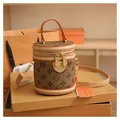 Dettaglio borsa a secchiello vintage con motivo monogramma su confezione regalo - Giallo