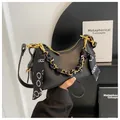 Bolso hobo de cuero negro con asa de cadena y pañuelo de seda estampado y oro metal - Negro