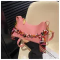 Bolso rosa de cuero granulado con asa de cadena envuelta en seda y detalles en color oro - Rosa rojo
