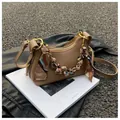 Bolso de hombro media luna en cuero marrón con asa de seda y herrajes dorados - Marrón Oscuro