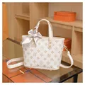 Elegante borsa tote bianca con motivi floreali marroni e fiocco di perle su scaffale - Stile con Stampa Monogramma / Bianco