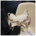 Bolso de media luna blanco en cuero con cadena de bufanda y detalles dorados - Blanco Roto