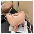 Borsa a tracolla chic in pelle rosa con tracolla intrecciata e design a mezza luna - Rosa