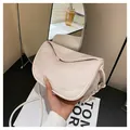 Borsa a tracolla beige chic con trama litchi e patta a onde per donne alla moda - Bianco