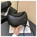 Borsa a sella minimalista in pelle martellata nera da donna con tracolla sottile - Nero