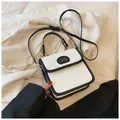 Piccola borsa a patta strutturata bianca e nera con manico e tracolla regolabile - senza ciondolo / Nero