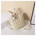 Elegante borsa tote beige con monogramma di orso e fiocco decorativo sul manico - Bianco Sporco