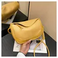 Borsa a tracolla gialla con trama a ciottoli e dettaglio cinturino intrecciato - Giallo