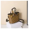 Borsa tote vintage marrone con monogramma, foulard floreale e tracolla regolabile - caffè