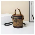 Borsa a secchiello marrone con stampe geometriche, manico in seta e doppia zip dorata - Nero