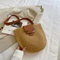 Handgewebte Strohtasche mit braunen Lederriemen und U-förmigem Flechtmuster - Khaki