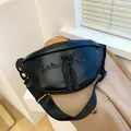 Bolso bandolera de media luna negro fruncido con letras en relieve y correa ancha - Negro Letra