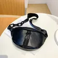 Bolso medialuna plisado negro con detalle de cadena y correa ancha ajustable - Negro