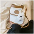 Bolso cuadrado minimalista en blanco y marrón con un colgante de estrella de peluche - Con Colgante / Caqui Oscuro