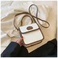 Piccola borsa quadrata minimalista in bianco e marrone con tracolla regolabile - senza ciondolo / Marrone scuro