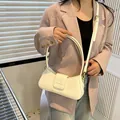 Borsa a tracolla baguette chic bianco crema con tracolla regolabile e scritta - Bianco avorio