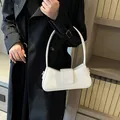 Elegante borsa baguette bianca in pelle con scritte fashion e tracolla sottile - Bianco