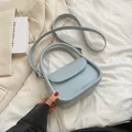 Bolso bandolera azul claro estructurado con detalles dorados y asa en tela blanca - Azul