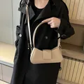 Borsa sottobraccio a mezzaluna in similpelle beige con tracolla regolabile e patta - Kaki