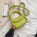 Bolso bandolera pequeño verde aguacate con correa ajustable y asa superior en polipiel - Verde