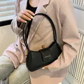 Borsa baguette minimalista in pelle nera opaca con dettagli in metallo dorato chic - Nero