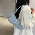 Minimalistische hellblaue Schultertasche aus Kunstleder im Baguette-Stil mit Klappe - Blau