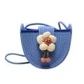 Blaue gewebte Umhängetasche mit cremefarbener Stoffblume und rosa Pompons - Blau